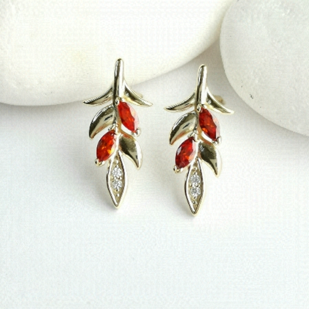 14k gold Garnet and White Topaz  stud earrings 🆕